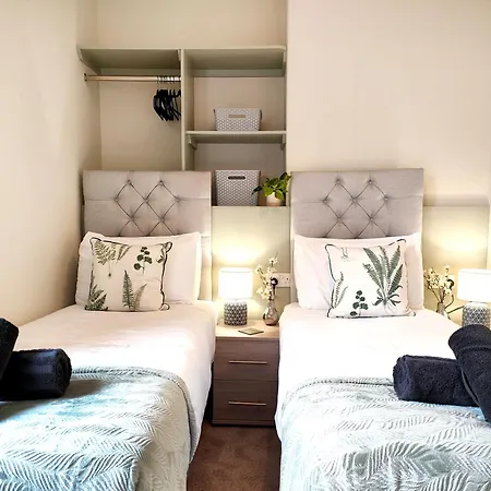 Douglas House, Near Hospital, Attractive And Comfy 2 Bedroom House With Enclosed Yard To Rear Διαμέρισμα