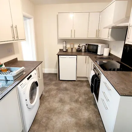 Douglas House, Near Hospital, Attractive And Comfy 2 Bedroom House With Enclosed Yard To Rear *