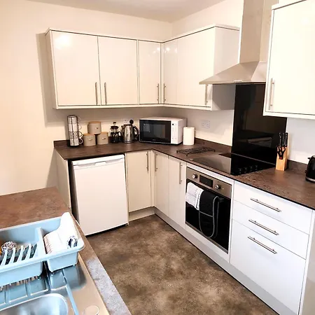 Douglas House, Near Hospital, Attractive And Comfy 2 Bedroom House With Enclosed Yard To Rear *
