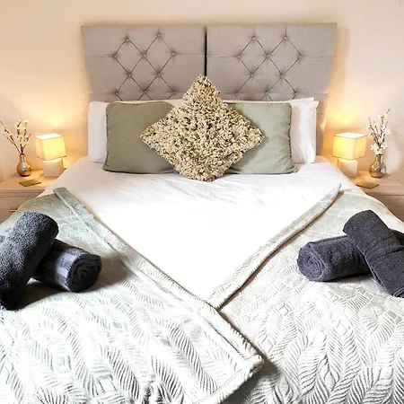 Douglas House, Near Hospital, Attractive And Comfy 2 Bedroom House With Enclosed Yard To Rear *