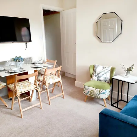 Douglas House, Near Hospital, Attractive And Comfy 2 Bedroom House With Enclosed Yard To Rear