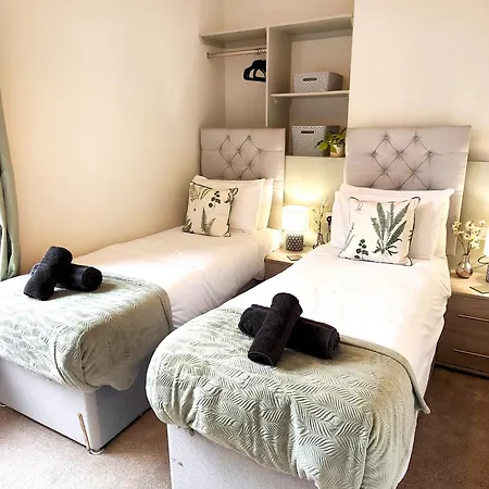 Apartment Douglas House, Near Hospital, Attractive And Comfy 2 Bedroom House With Enclosed Yard To Rear