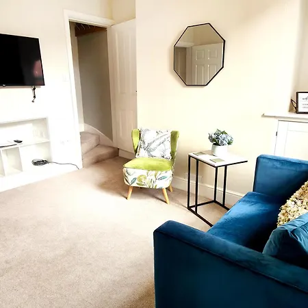 Douglas House, Near Hospital, Attractive And Comfy 2 Bedroom House With Enclosed Yard To Rear Apartment *