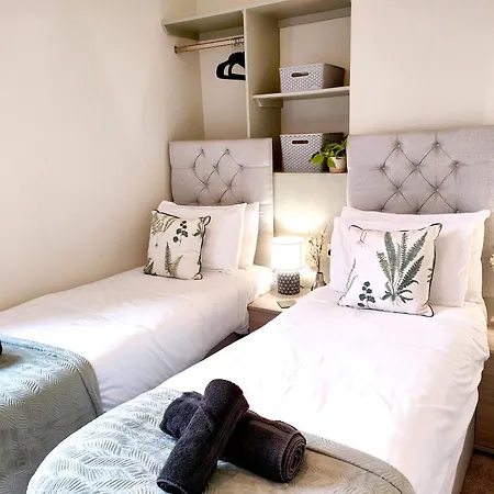 Apartment Douglas House, Near Hospital, Attractive And Comfy 2 Bedroom House With Enclosed Yard To Rear *