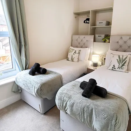 Douglas House, Near Hospital, Attractive And Comfy 2 Bedroom House With Enclosed Yard To Rear Apartment