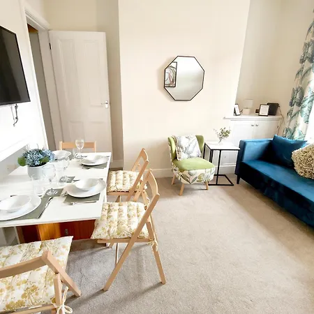 Apartment Douglas House, Near Hospital, Attractive And Comfy 2 Bedroom House With Enclosed Yard To Rear