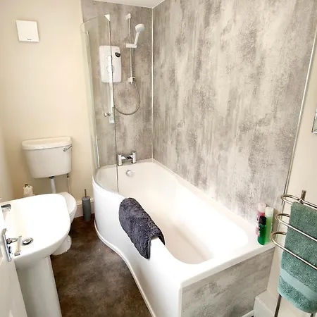 Douglas House, Near Hospital, Attractive And Comfy 2 Bedroom House With Enclosed Yard To Rear Apartment *