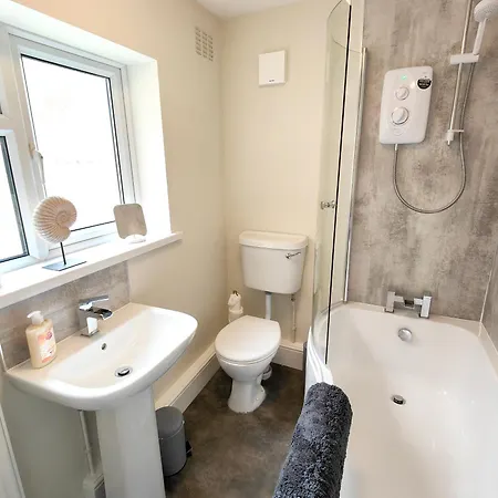 Apartment Douglas House, Near Hospital, Attractive And Comfy 2 Bedroom House With Enclosed Yard To Rear *