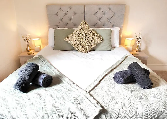 Douglas House, Near Hospital, Attractive And Comfy 2 Bedroom House With Enclosed Yard To Rear *