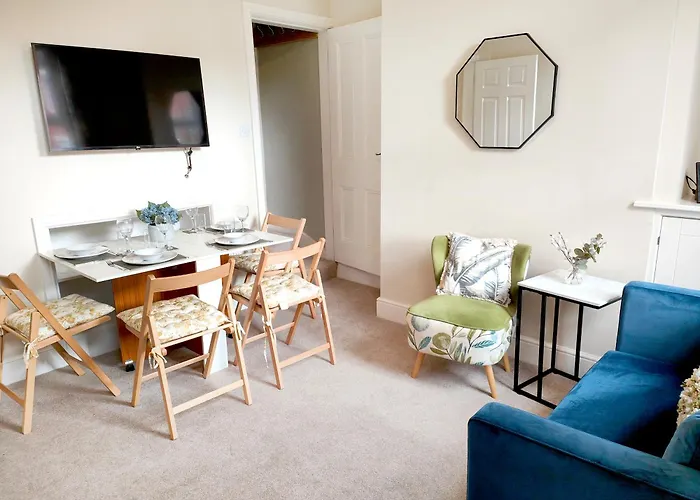 Douglas House, Near Hospital, Attractive And Comfy 2 Bedroom House With Enclosed Yard To Rear