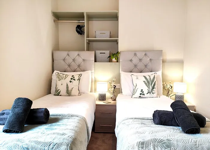 Douglas House, Near Hospital, Attractive And Comfy 2 Bedroom House With Enclosed Yard To Rear Apartment