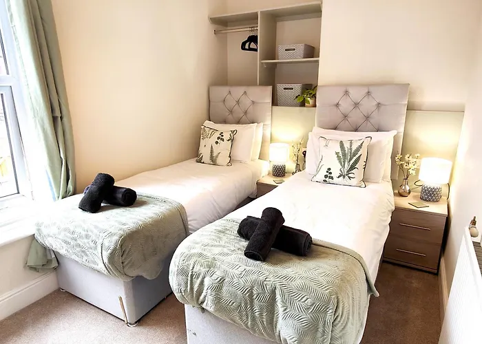 Apartment Douglas House, Near Hospital, Attractive And Comfy 2 Bedroom House With Enclosed Yard To Rear