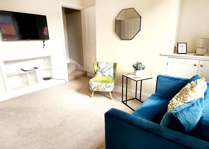 Douglas House, Near Hospital, Attractive And Comfy 2 Bedroom House With Enclosed Yard To Rear Apartment *