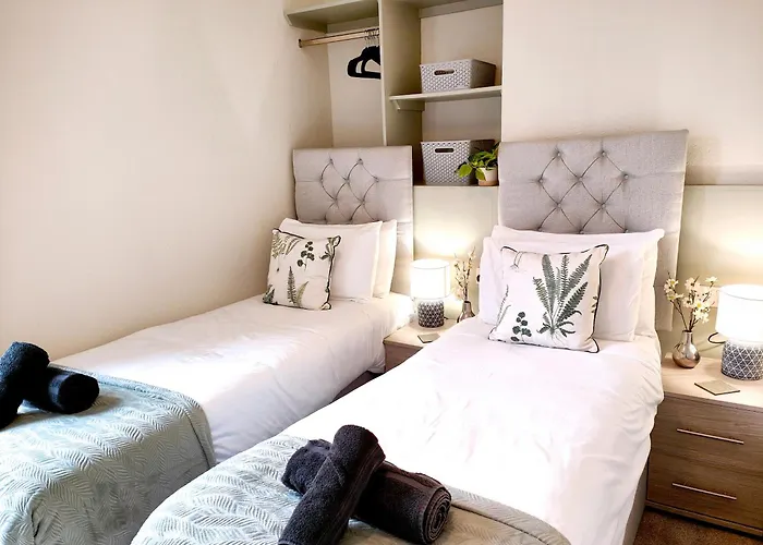 Apartment Douglas House, Near Hospital, Attractive And Comfy 2 Bedroom House With Enclosed Yard To Rear *