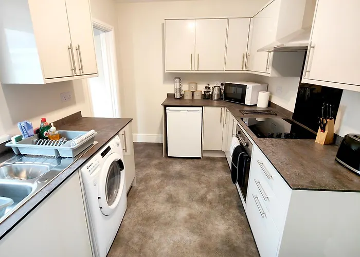 Douglas House, Near Hospital, Attractive And Comfy 2 Bedroom House With Enclosed Yard To Rear *