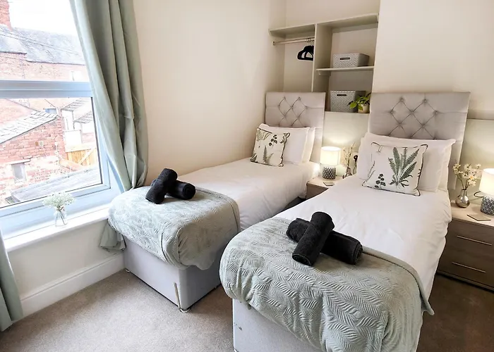 Douglas House, Near Hospital, Attractive And Comfy 2 Bedroom House With Enclosed Yard To Rear Apartment