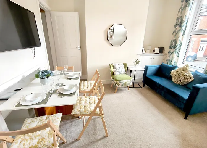 Apartment Douglas House, Near Hospital, Attractive And Comfy 2 Bedroom House With Enclosed Yard To Rear