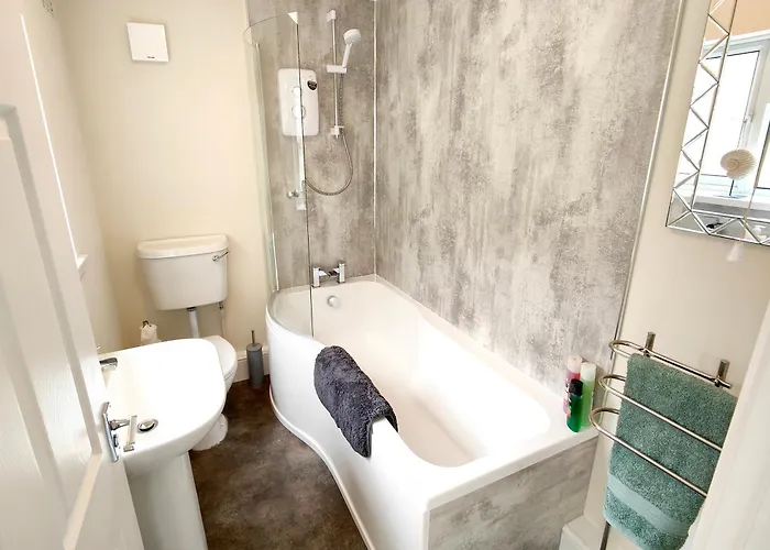 Douglas House, Near Hospital, Attractive And Comfy 2 Bedroom House With Enclosed Yard To Rear Apartment *