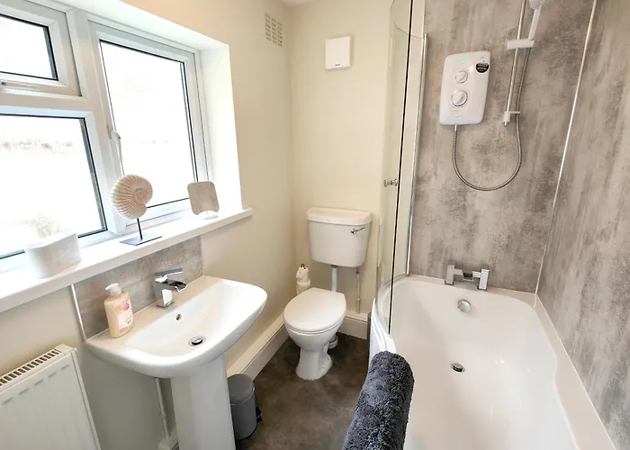 Apartment Douglas House, Near Hospital, Attractive And Comfy 2 Bedroom House With Enclosed Yard To Rear *