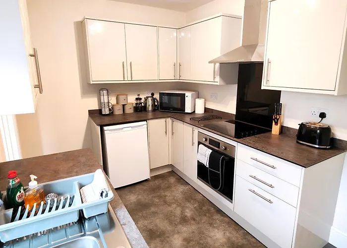 Douglas House, Near Hospital, Attractive And Comfy 2 Bedroom House With Enclosed Yard To Rear *